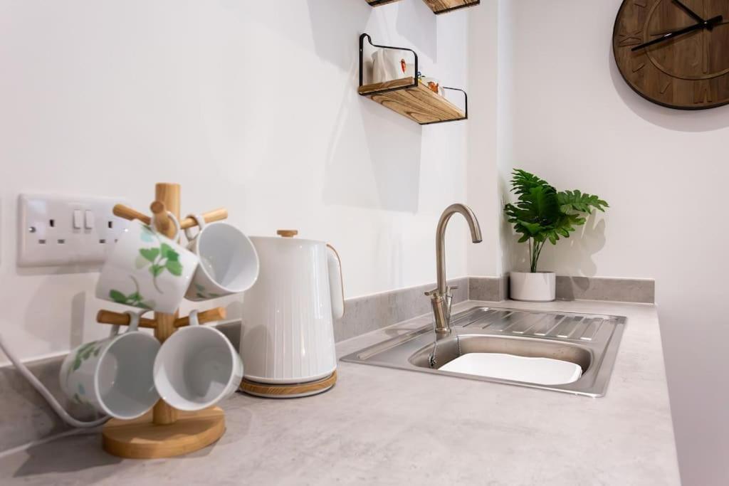 Polly'S Place Apartment Taunton & Free Off Road Parking & Wifi المظهر الخارجي الصورة
