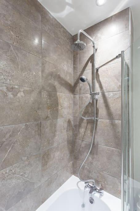 Polly'S Place Apartment Taunton & Free Off Road Parking & Wifi المظهر الخارجي الصورة